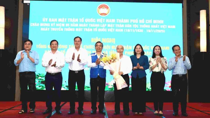 Lấy nhân dân làm trung tâm, chủ thể, mục tiêu và động lực của đổi mới