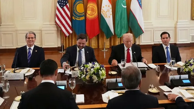 Tổng thống Mỹ Donald Trump tham dự tiệc tối với các lãnh đạo Trung Á hôm 6-11. Ảnh: AP