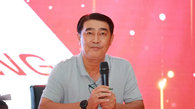 Cựu danh thủ Trần Minh Chiến trả lời câu hỏi của phóng viên tại buổi họp báo Quả bóng vàng 2025