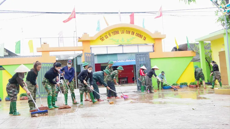 Lực lượng vũ trang Hà Tĩnh giúp các trường học dọn dẹp bùn đất, vệ sinh môi trường sau lũ lụt
