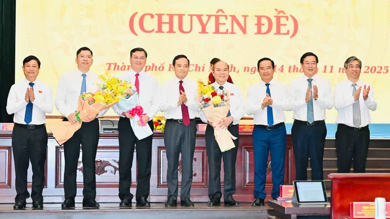 Các đại biểu bỏ phiếu bầu. Ảnh: VIỆT DŨNG
