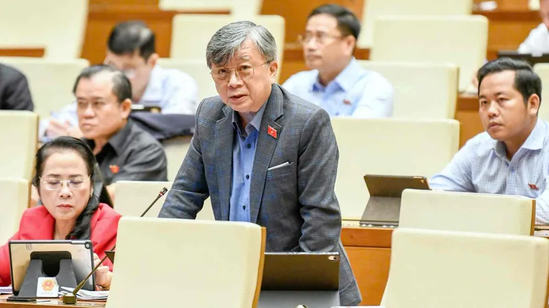 ĐB Trương Trọng Nghĩa (TPHCM) phát biểu tại hội trường Diên Hồng sáng 14-11