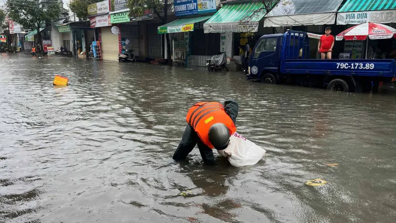 Khánh Hòa: Cán bộ, chiến sĩ dầm mưa hỗ trợ người dân ứng phó mưa lũ