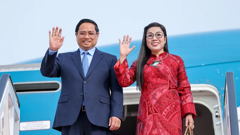 Thủ tướng Phạm Minh Chính cùng Phu nhân và Đoàn đại biểu cấp cao Việt Nam tới sân bay quốc tế Kuwait, bắt đầu thăm chính thức Kuwait. Ảnh: VGP
