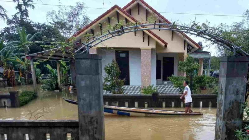 Mưa lớn gây ngập úng nhiều tuyến đường ở phường Hóa Châu, TP Huế 