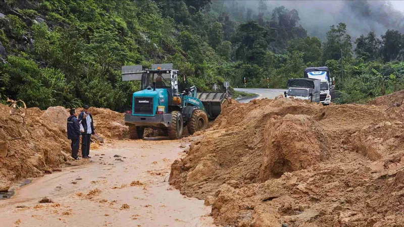 Khánh Hòa: Nổ mìn phá hàng trăm m³ đất đá sạt lở trên đèo Khánh Lê