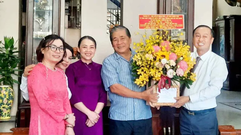 Phó Chủ tịch HĐND TPHCM Huỳnh Thanh Nhân thăm, chúc mừng các nhà giáo nhân dịp 20-11