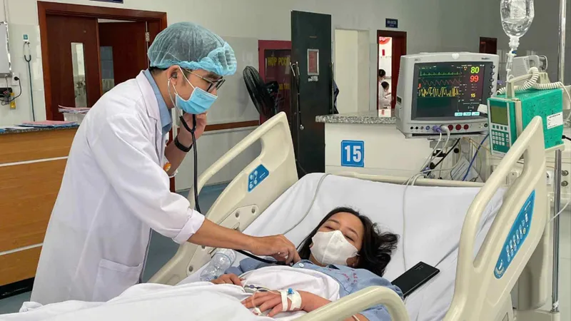 Bác sĩ thăm khám cho bệnh nhân