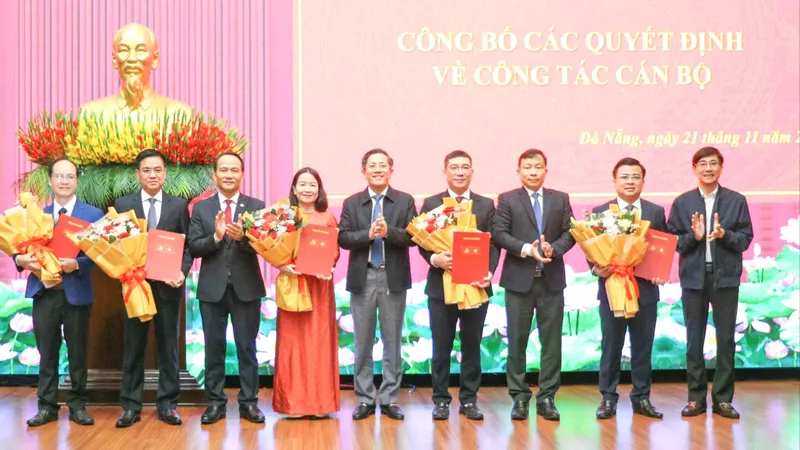 Lãnh đạo TP Đà Nẵng trao quyết định và tặng hoa chúc mừng các cá nhân được bổ nhiệm