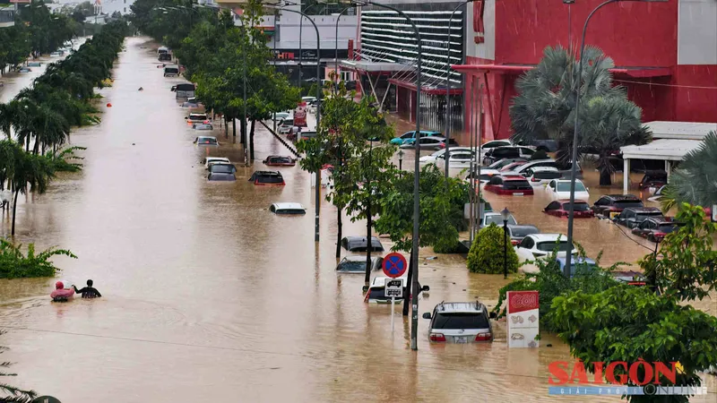 Nước lũ ở Trung bộ đang xuống