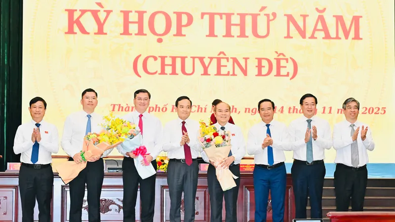 Lãnh đạo TPHCM tặng hoa chúc mừng các đồng chí Phó Chủ tịch UBND TPHCM được bầu tại kỳ họp thứ 5 HĐND TPHCM khóa X. Ảnh: VIỆT DŨNG