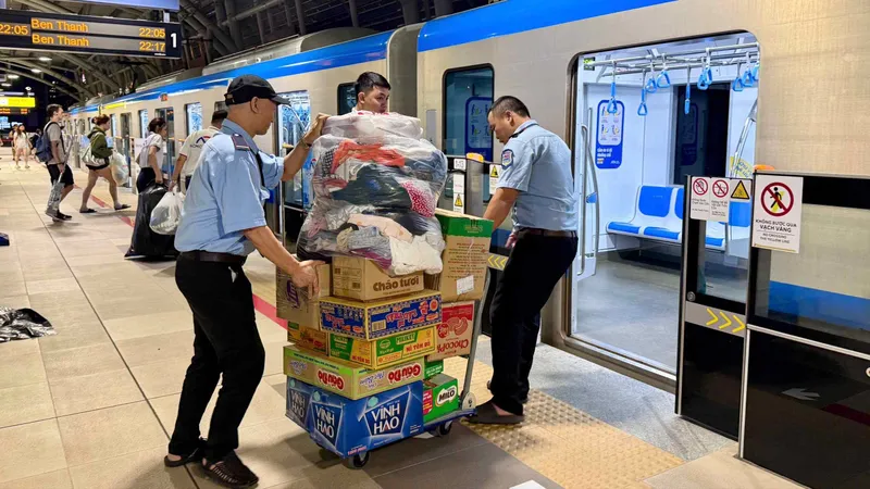 Người dân TPHCM đổ về ga metro gửi quà cứu trợ miền Trung trong đêm khuya