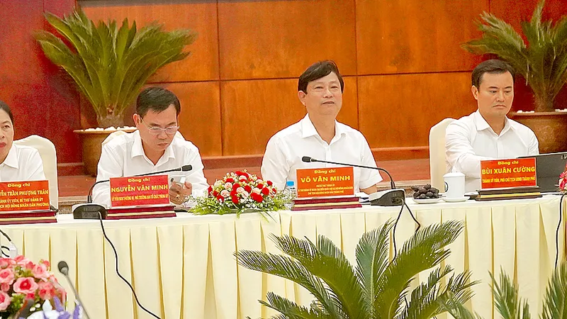 Chủ tịch HĐND TPHCM Võ Văn Minh phát biểu tại buổi làm việc với Ban Thường vụ Đảng ủy phường Tam Bình