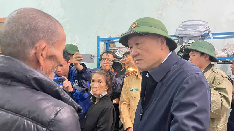 Phó Thủ tướng Thường trực Nguyễn Hòa Bình thăm người dân vùng lũ Đắk Lắk