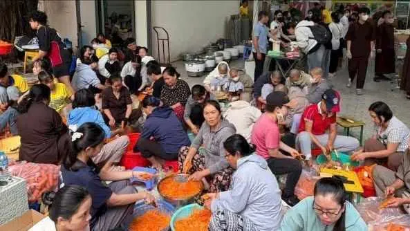 Phật tử, tình nguyện viên tham gia chế biến thực phẩm tại một bếp dã chiến. Nguồn: BÁO GIÁC NGỘ