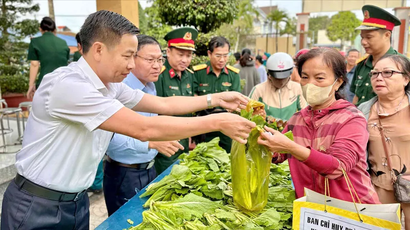 Hỗ trợ thực phẩm cho người dân khó khăn