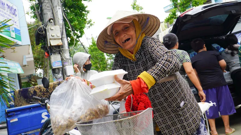 Những phần cơm nghĩa tình nơi vùng rốn lũ Khánh Hòa