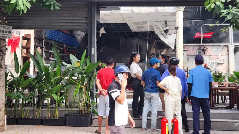 Cháy quán cà phê, hàng chục người tháo chạy