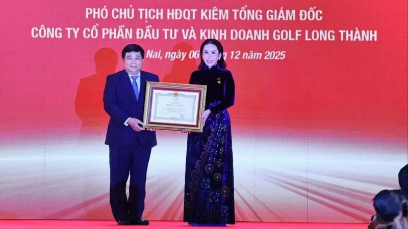 Bà Lê Nữ Thùy Dương được trao tặng danh hiệu Anh hùng Lao động