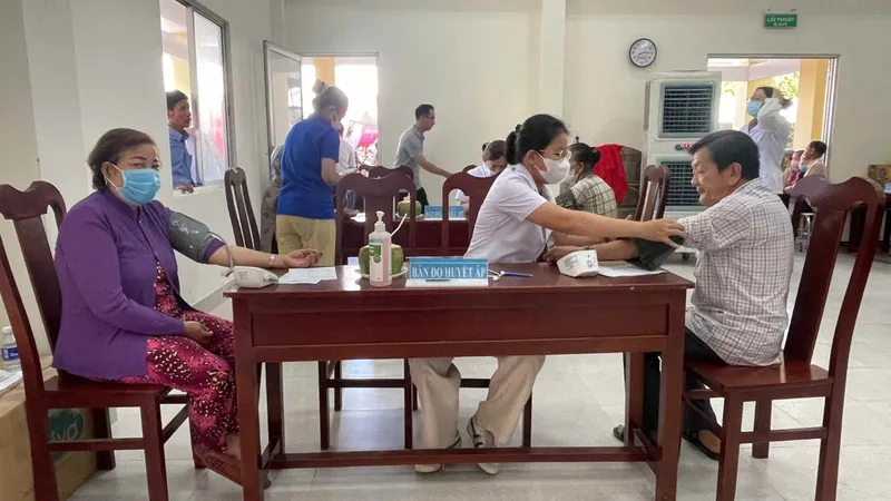 Đồng Chí Huỳnh Thành Đạt trao quà cho người có công xã An Định, tỉnh Vĩnh Long. Ảnh: MINH TÂM