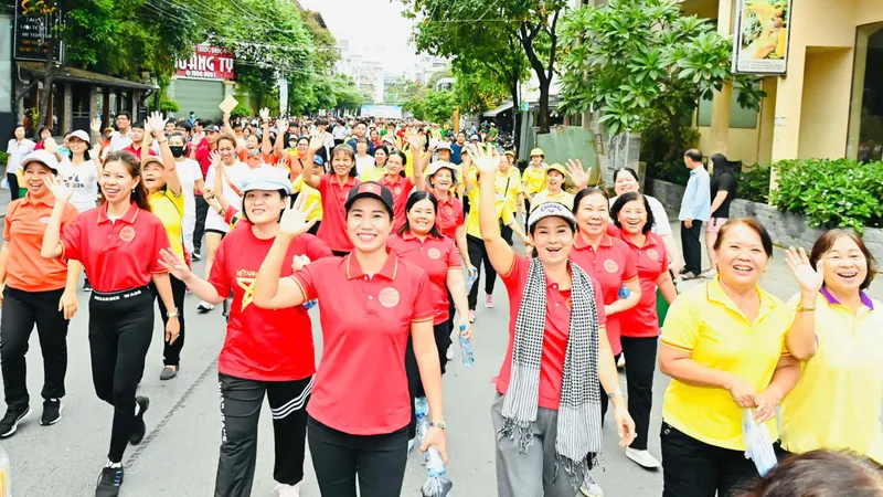 Các vận động viên tham gia chương trình đi bộ “Cầu Kiệu – Nhịp bước sẻ chia” sáng 7-12. Ảnh VIỆT DŨNG