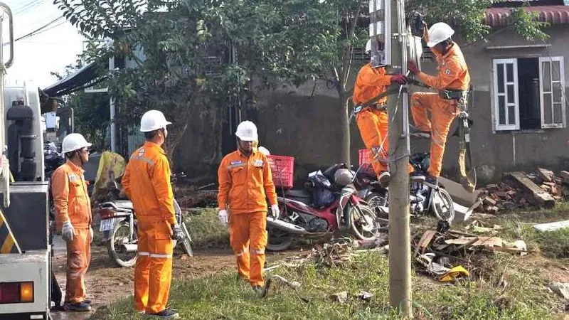 Điện lực Lâm Đồng huy động toàn lực khôi phục điện vùng lũ