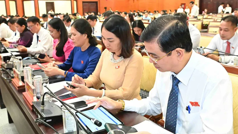 Các đại biểu dự kỳ họp thứ 5 HĐND TPHCM khóa X, nhiệm kỳ 2021-2026 