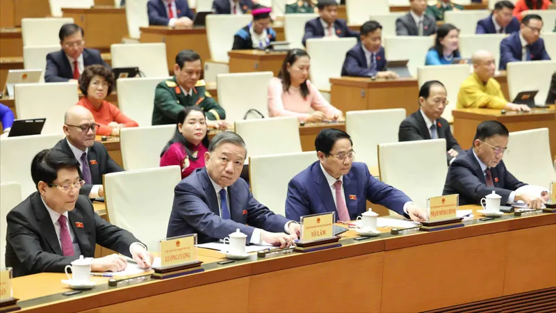 Tổng Thư ký Quốc hội Lê Quang Mạnh trình bày dự thảo Nghị quyết kỳ họp thứ 10, Quốc hội khóa XV. Ảnh: QUANG PHÚC 