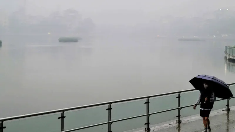 Sáng nay 13-12, Hà Nội chìm trong màn sương mù đặc quánh