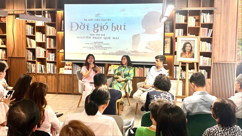 Nhà văn Nguyễn Phan Quế Mai mang “Đời gió bụi” về Việt Nam 