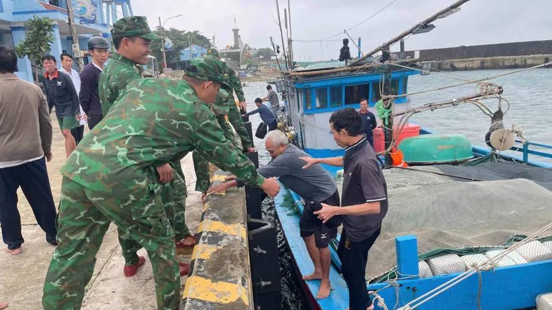 Chìm tàu gần đặc khu Cồn Cỏ, 6 ngư dân được cứu kịp thời
