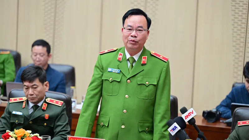 Thiếu tướng Lê Văn Tân, Phó Chánh Văn phòng C01 thông tin tại buổi họp báo. Ảnh: ĐỖ TRUNG