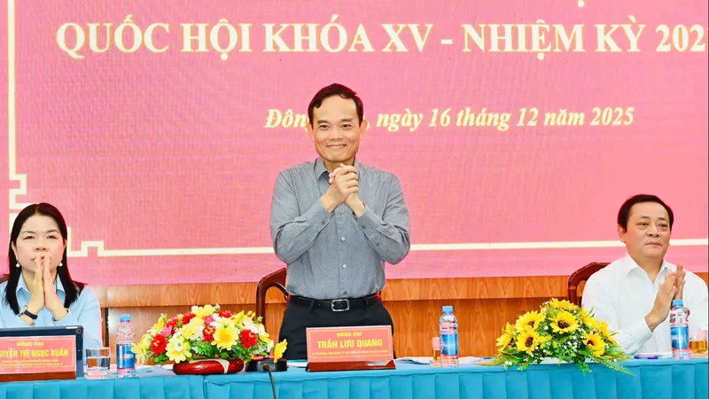 Bí thư Thành ủy TPHCM Trần Lưu Quang tiếp xúc cử tri phường Đông Hòa