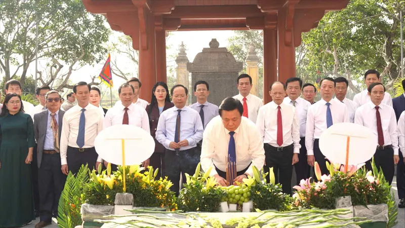 Đồng chí Nguyễn Xuân Thắng, Ủy viên Bộ Chính trị, Giám đốc Học viện Chính trị Quốc gia Hồ Chí Minh, Chủ tịch Hội đồng Lý luận Trung ương dâng hương tại nhà thờ Đại thi hào Nguyễn Du
