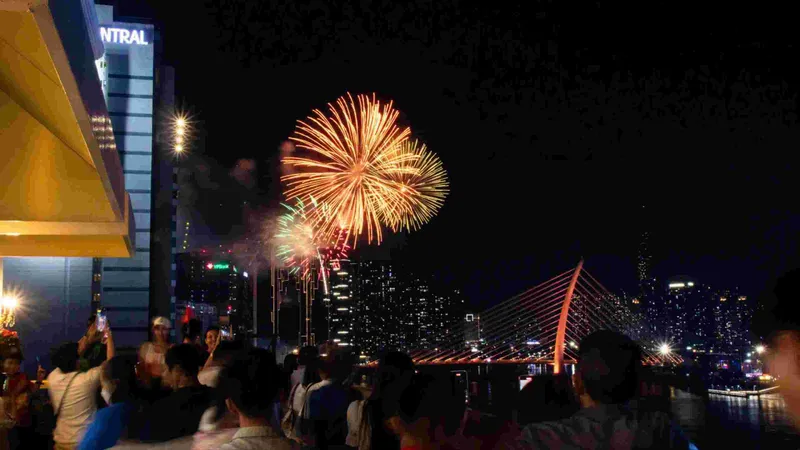 Khách xem bắn pháo hoa nhìn từ khách sạn Majestic Saigon