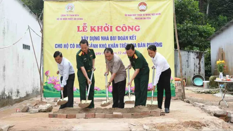 Lãnh đạo Bộ Chỉ huy Quân sự tỉnh An Giang cùng cấp ủy chính quyền địa phương thực hiện nghi thức khởi công