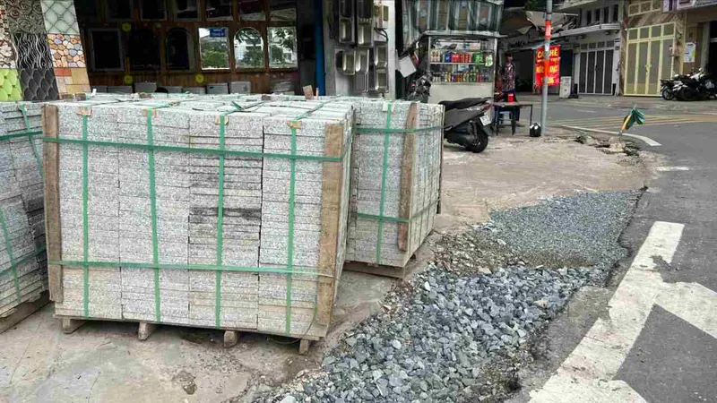 Khẩn trương nạo vét khơi thông dòng chảy hạn chế ngập sâu các tuyến đường