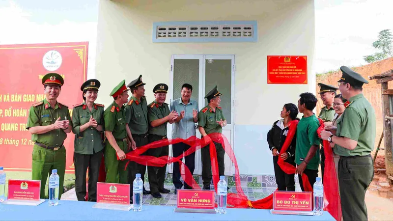 Công an Khánh Hòa khánh thành căn nhà đầu tiên trong “Chiến dịch Quang Trung”. Ảnh: V.N