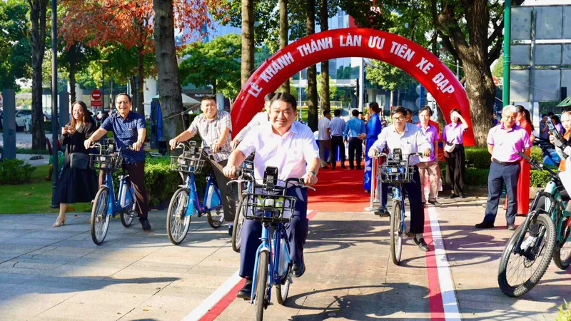 TPHCM: Khánh thành làn ưu tiên xe đạp trên đường Mai Chí Thọ