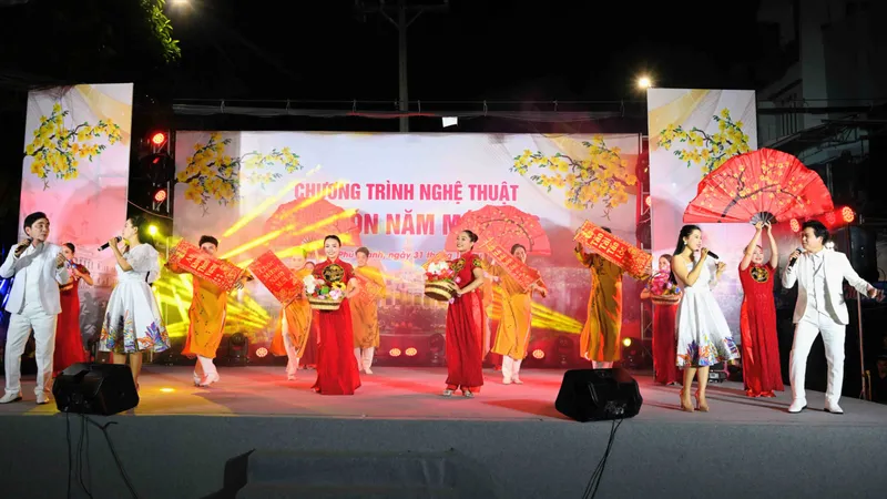 Tiết mục ca múa "Chúc xuân tài lộc" trong chương trình biểu diễn nghệ thuật chào năm mới 2026 "Thành phố mùa xuân" ở phường Phú Thạnh. Ảnh: VÕ THANH
