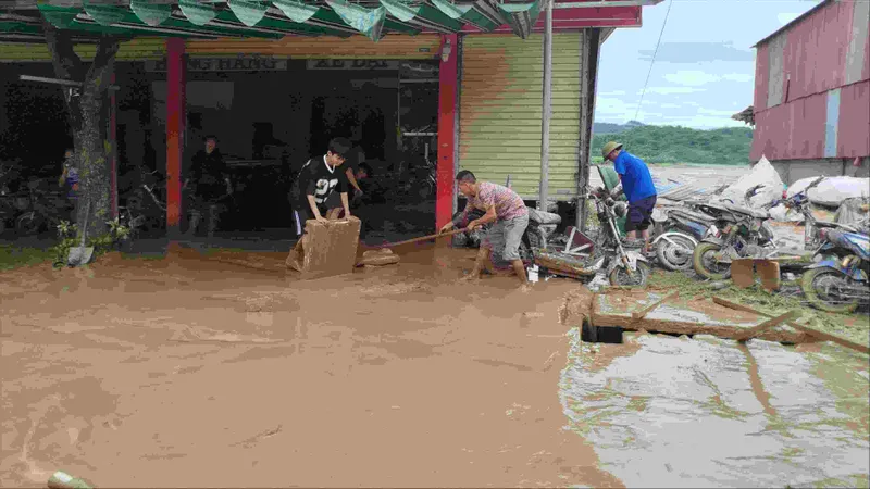 Ông Trần Nam Hưng, Phó Chủ tịch UBND TP Đà Nẵng chủ trì cuộc họp về xử lý đất, cát bồi lấp sau thiên tai và phục hồi sản xuất. Ảnh: XUÂN QUỲNH