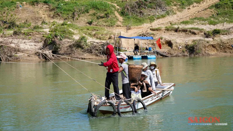 Gần 2 tháng "đu dây" qua sông vì lũ cuốn trôi cầu