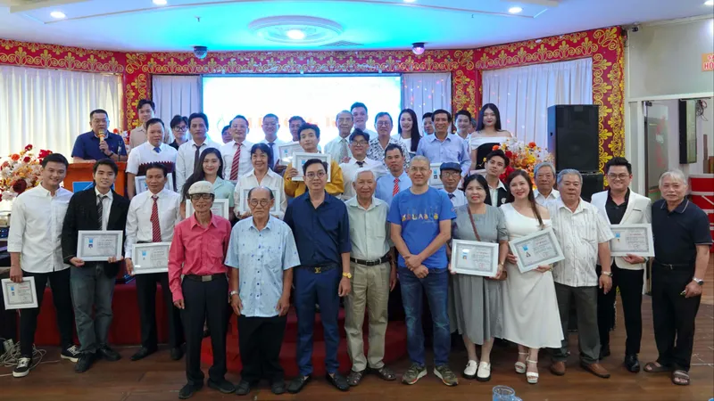 Các nhạc sĩ, ca sĩ, các tác giả, nhận Bằng Chứng nhận hoàn thành chương trình bồi dưỡng kiến thức âm nhạc năm 2025. Ảnh: THÚY BÌNH