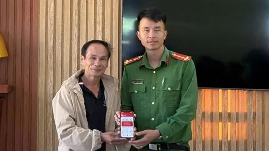 Ông Diệp Như Lai nhận lại số tiền 2,5 tỷ đồng trước sự chứng kiến của Công an xã Bảo Lâm 3, tỉnh Lâm Đồng