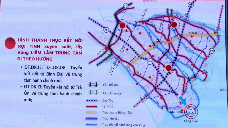 Ông Nguyễn Minh Dũng, Chủ tịch HĐND tỉnh Vĩnh Long phát biểu tại kỳ họp. Ảnh: TÍN HUY