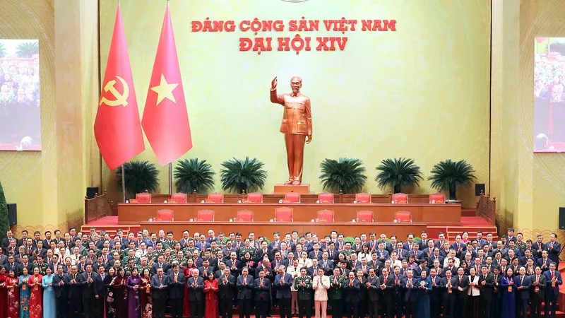 Ban Chấp hành Trung ương Đảng khoá XIV ra mắt Đại hội, chiều 23-1. Ảnh: QUANG PHÚC