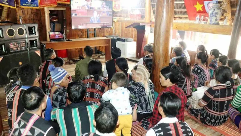 Đồng bào xã biên giới A Vương (TP Đà Nẵng) theo dõi truyền hình trực tiếp phiên khai mạc Đại hội đại biểu toàn quốc lần thứ XIV của Đảng 