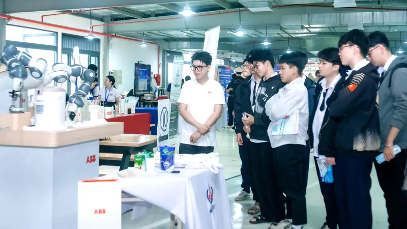 Học sinh tham gia Ngày hội tuyển sinh năm 2026 do Trường Đại học Công nghệ và Kỹ thuật TPHCM tổ chức, ngày 18-1