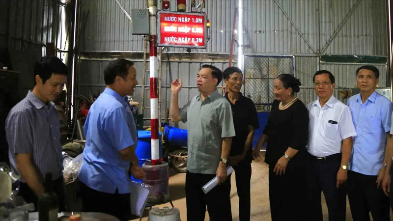 Đại diện Hội Khuyến học Việt Nam và chính quyền địa phương tham quan công trình "Cột cảnh báo nước dâng, nước lũ bằng tín hiệu và pháo hiệu" 