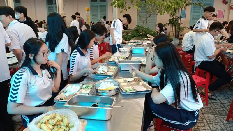 Học sinh ăn trưa tại trường